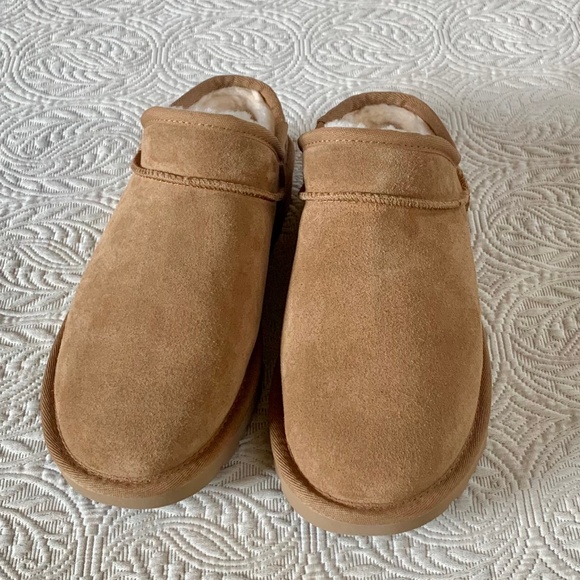 UGG Classic Slipper - Picture 8 of 9